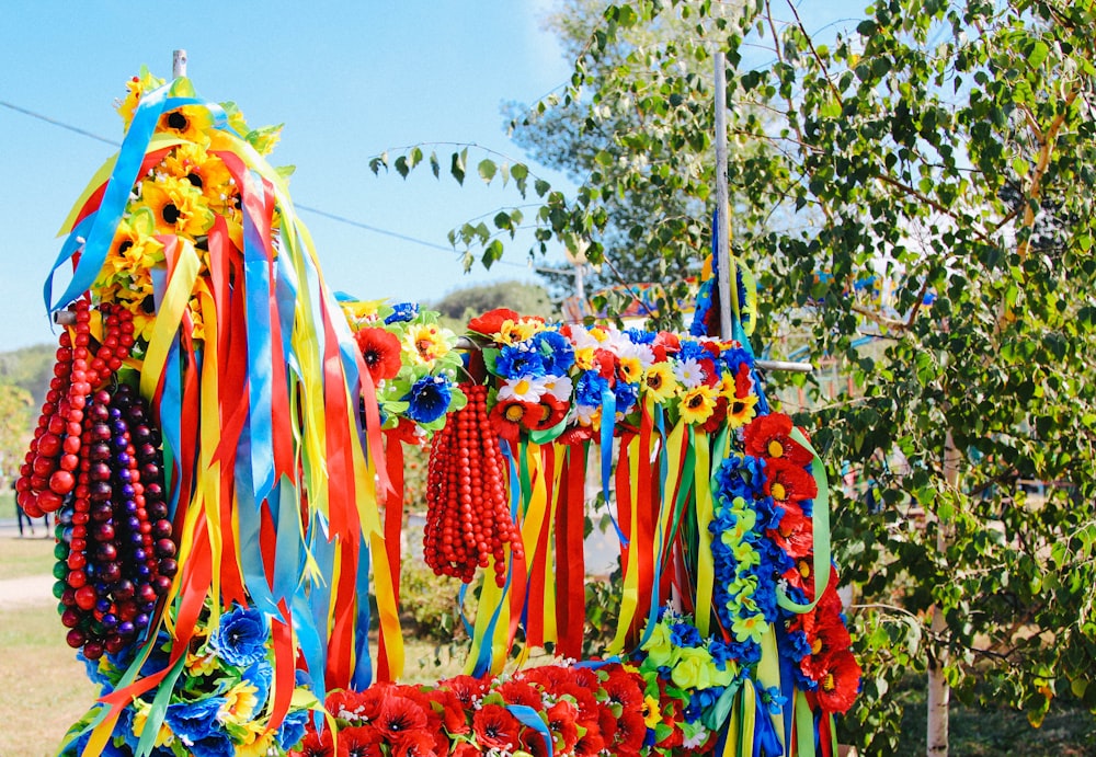 un cheval décoré de rubans et de perles