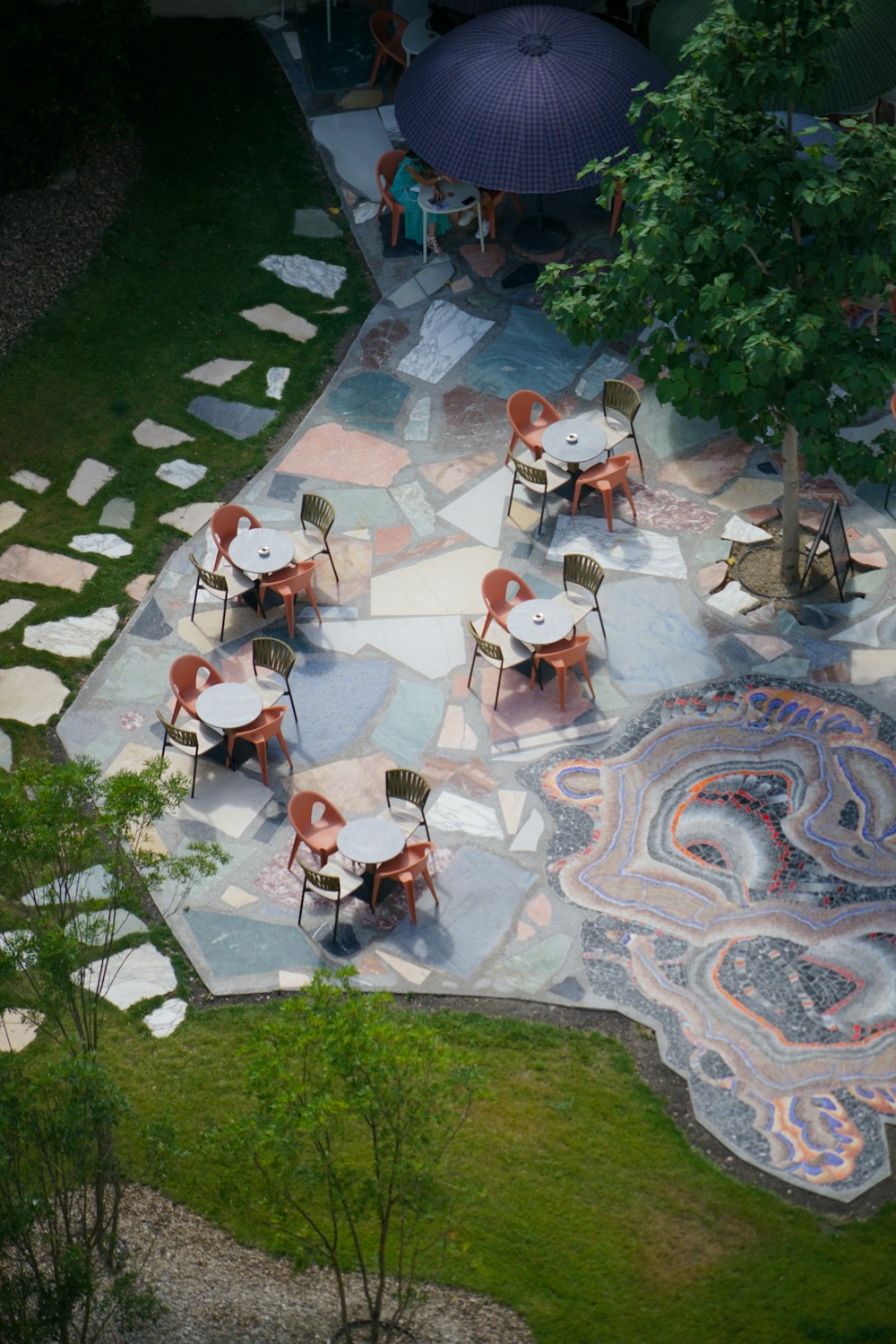Luftaufnahme einer Terrasse mit Tischen und Stühlen