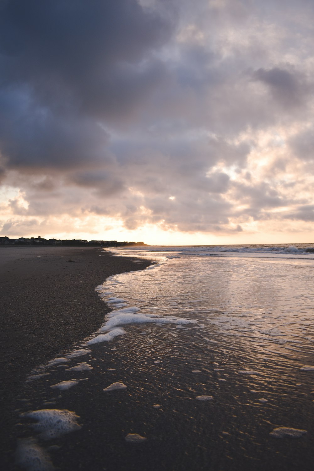 une plage avec des vagues qui entrent sur le rivage