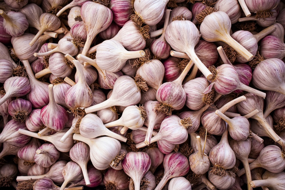 a pile of garlic is shown in this image