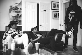 A mediator calmly discussing solutions with a family in a cozy room.