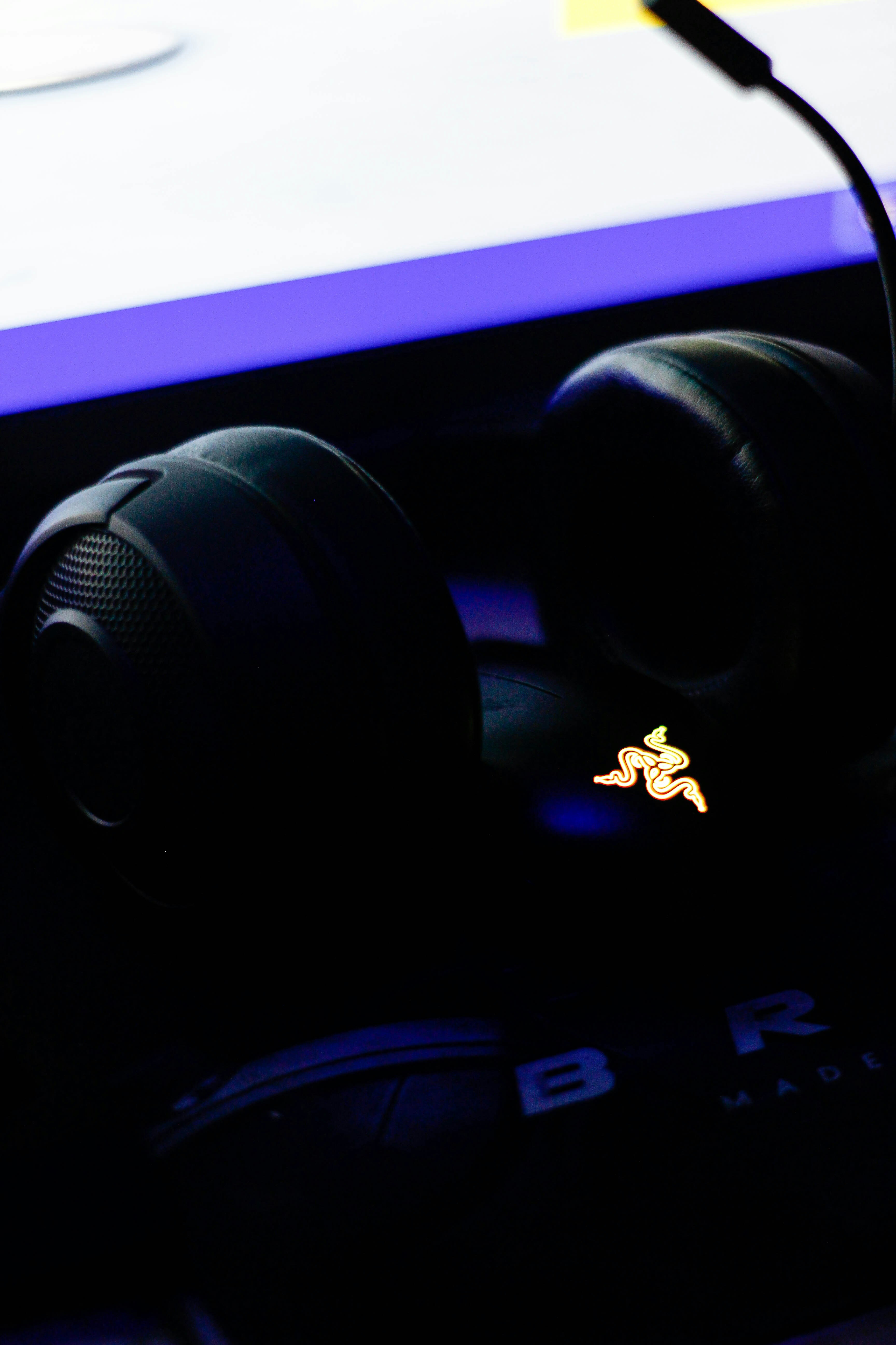 un par de auriculares encima de una mesa