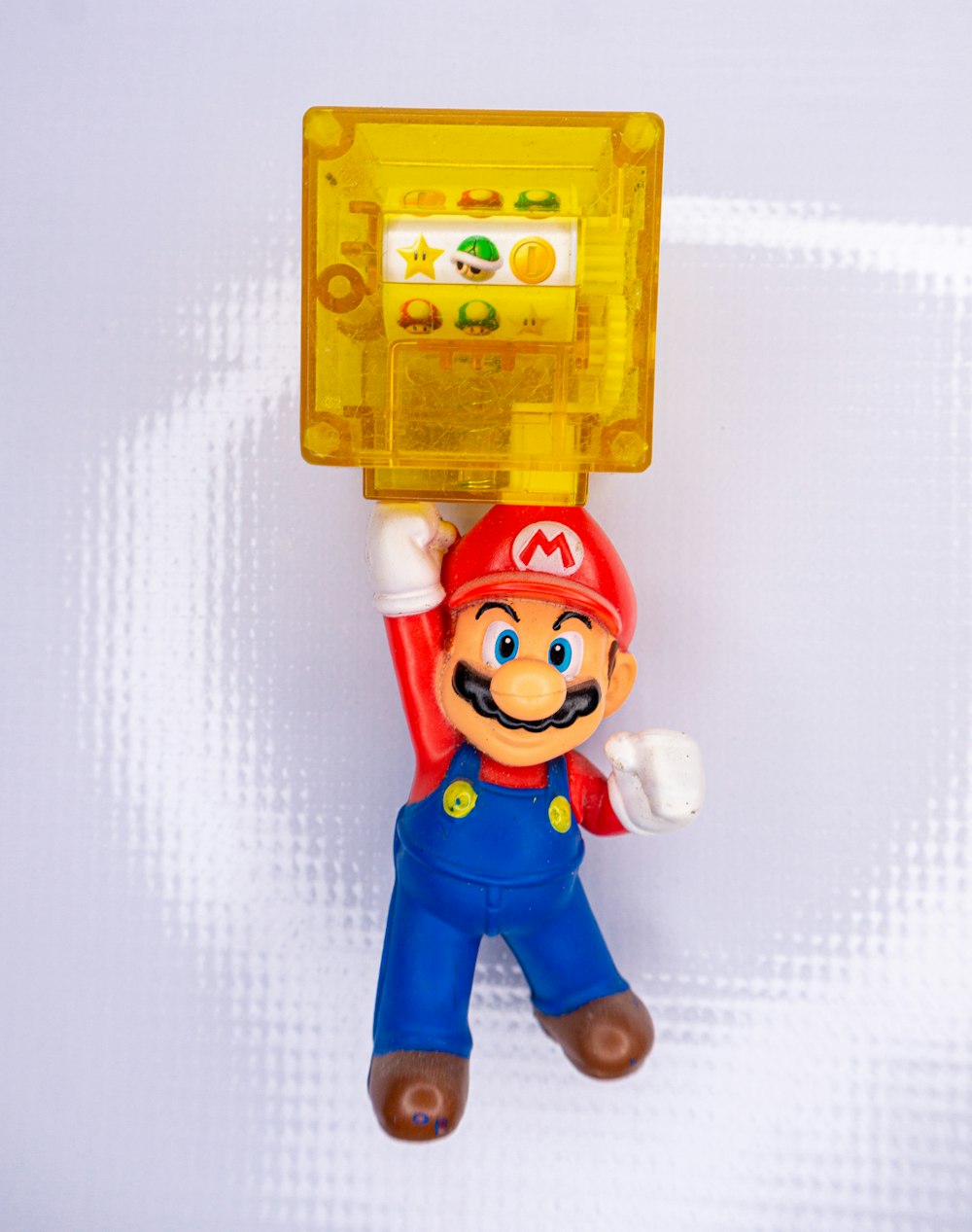 Eine Nintendo Mario Bros Actionfigur hängt an einer Wand