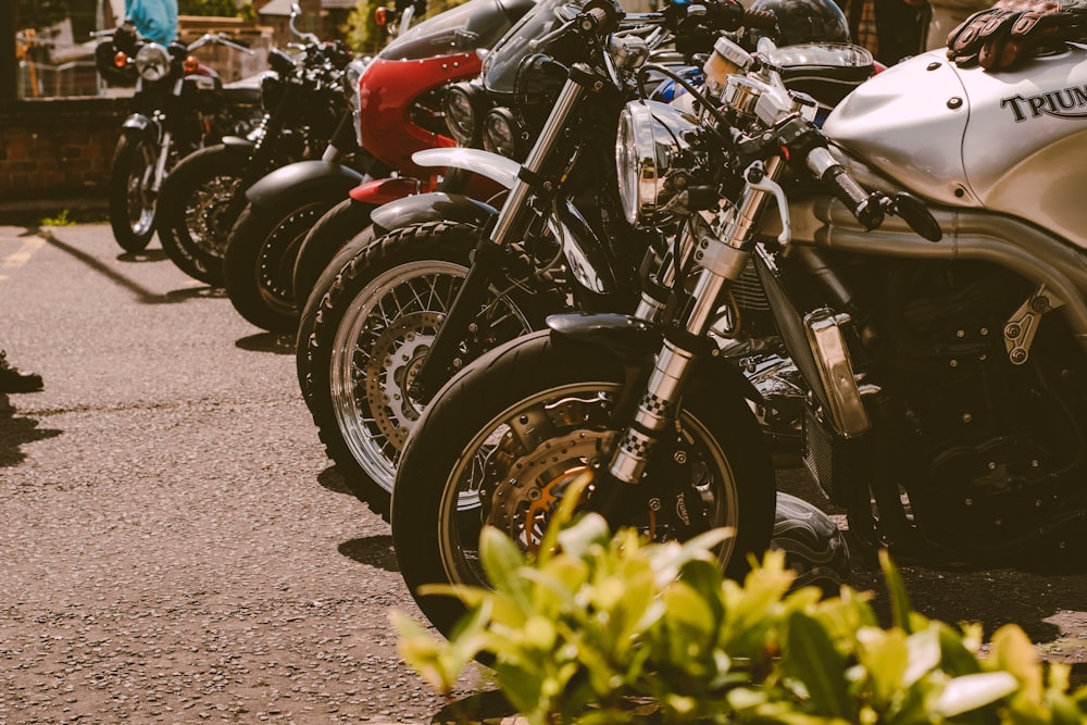 a row of motorcycles parked next to each other