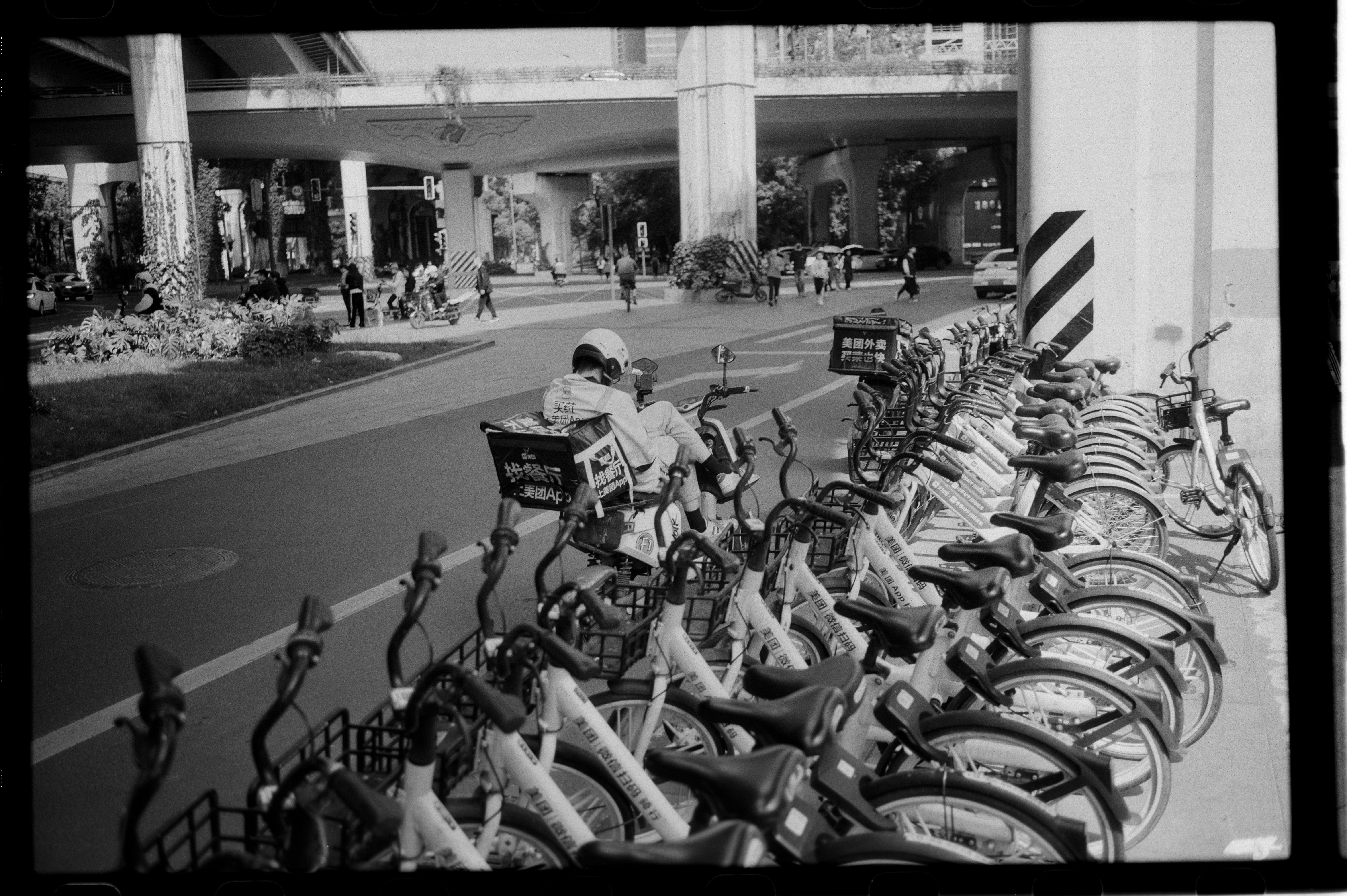 a black and white photo of a row of bicycles