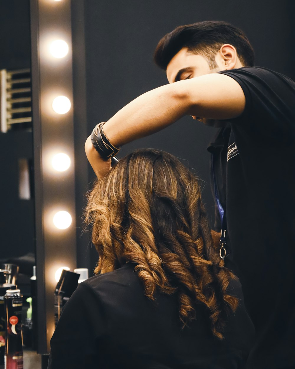 Un homme debout à côté d’une femme devant un miroir