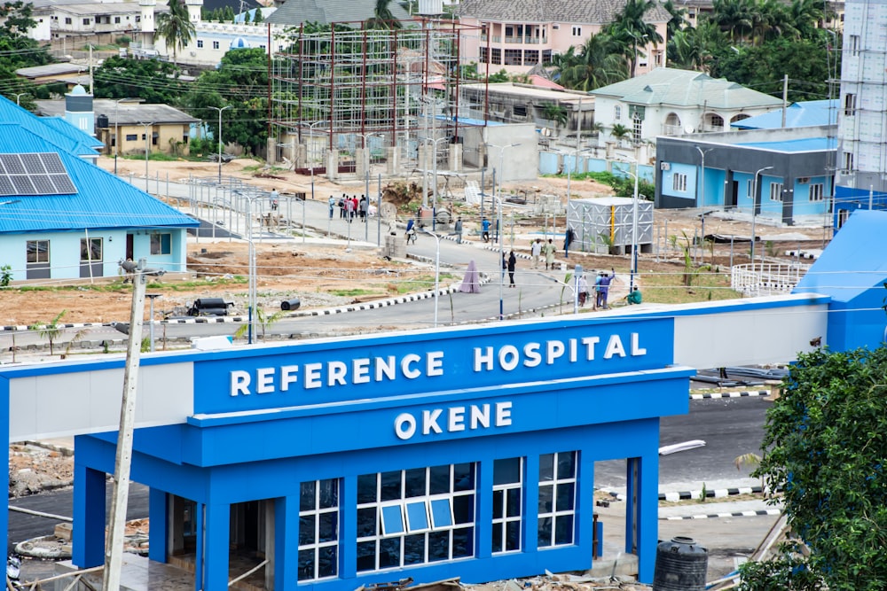 a blue building with a sign that says reference hospital oxene
