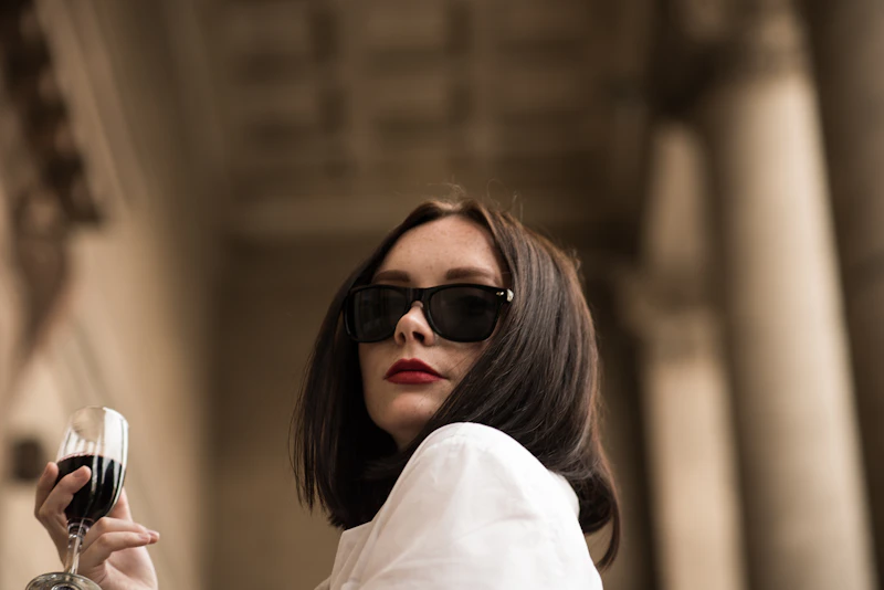 Una sugar mummy disfrutando de una copa de vino