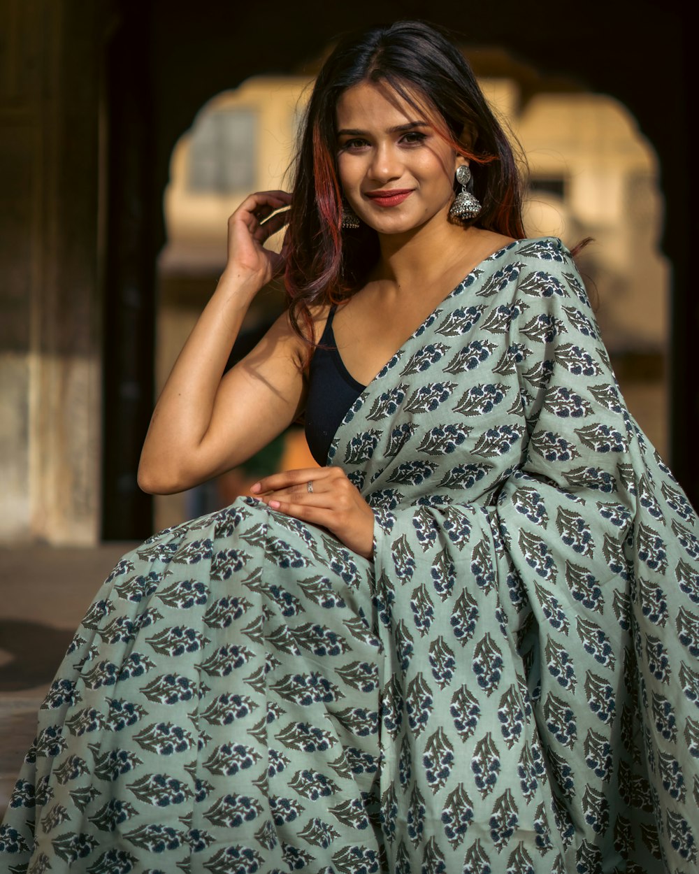 Une femme portant un sari bleu et vert