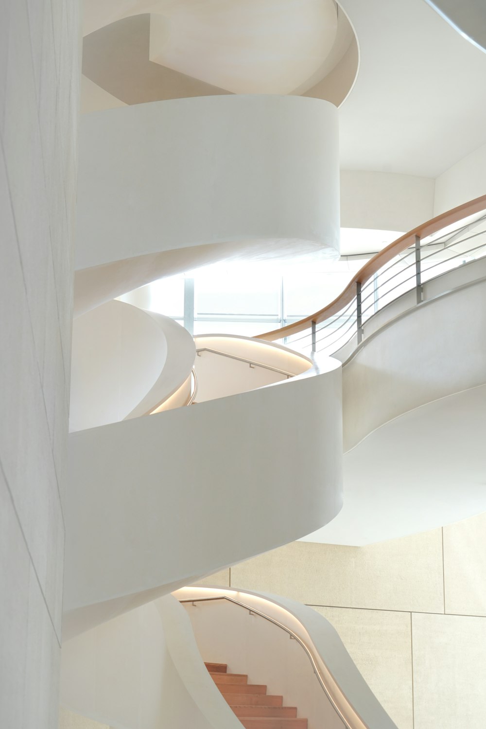 un escalier en colimaçon à l’intérieur d’un bâtiment