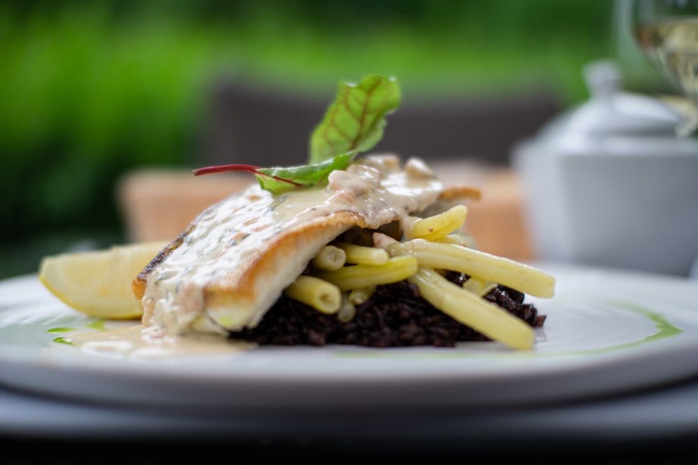 une assiette blanche garnie de pâtes recouvertes de sauce