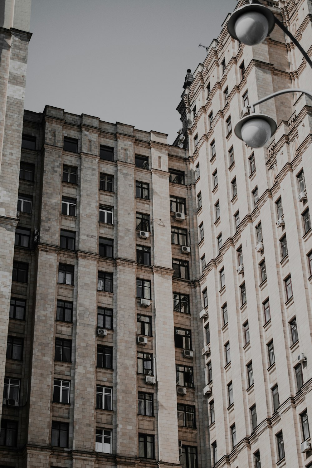 Un par de edificios altos sentados uno al lado del otro