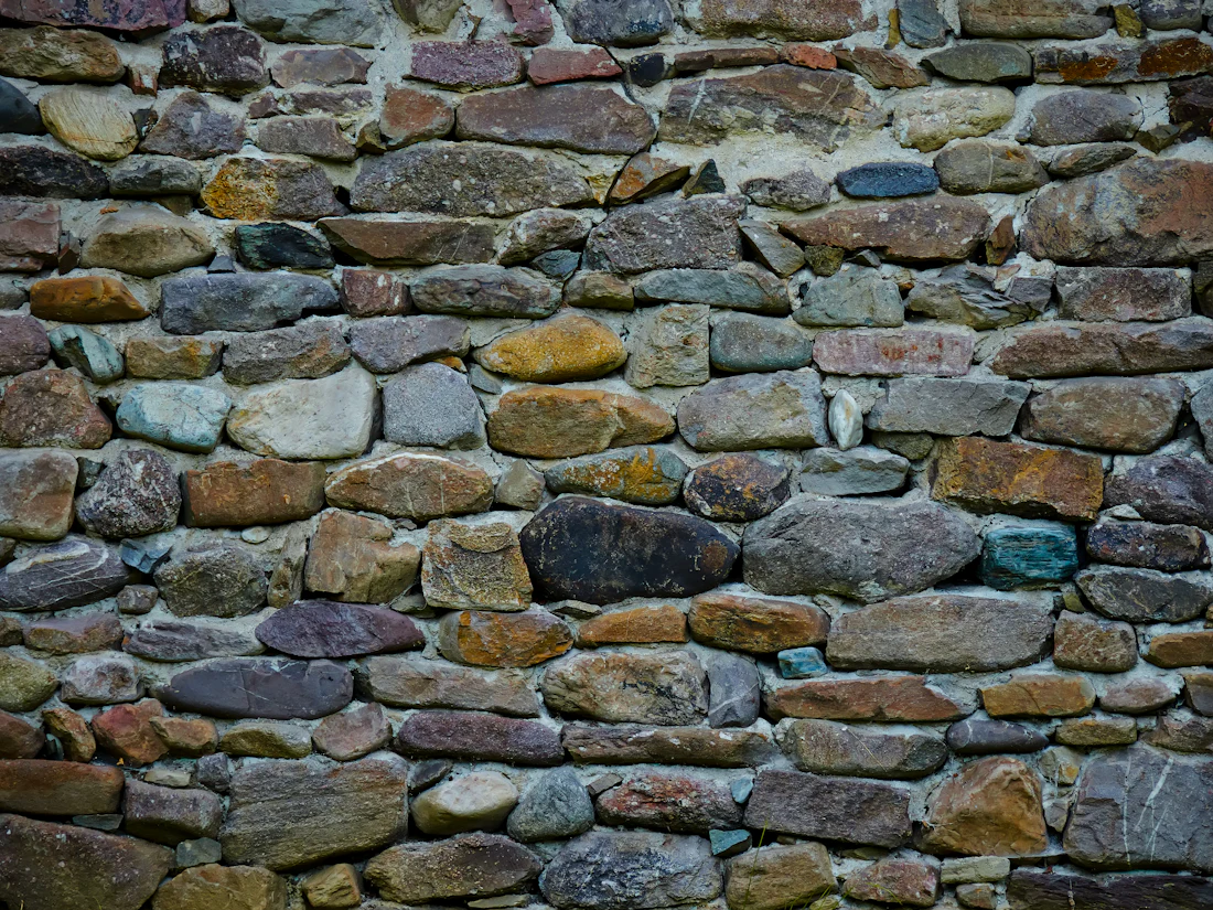 Muro de pedras irregulares assentadas à mão