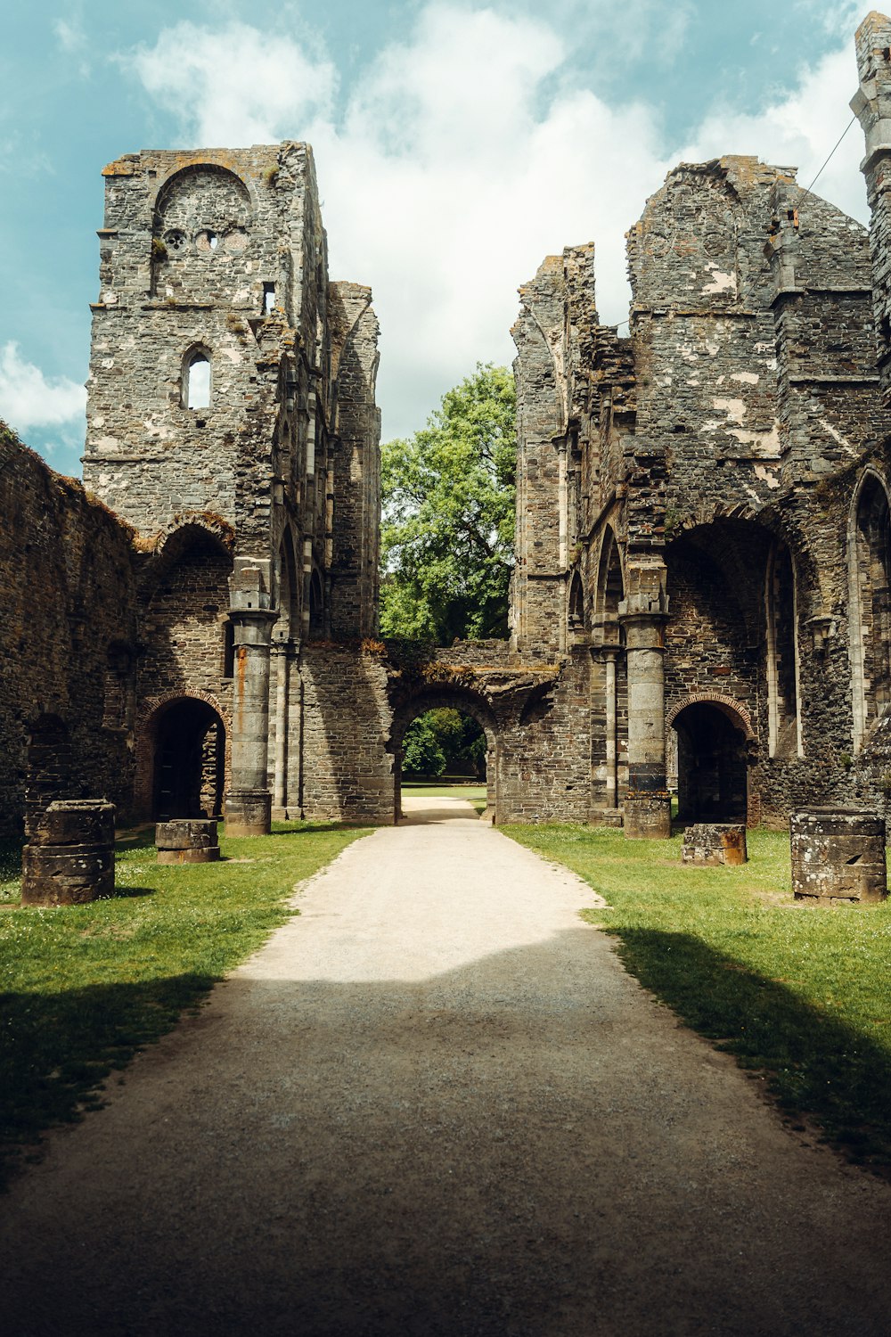 eine Steinburg neben einer Ziegelmauer