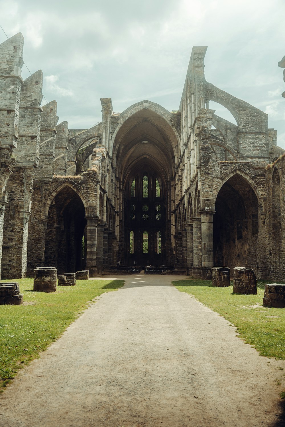 un gran edificio de piedra con arcos y arcos