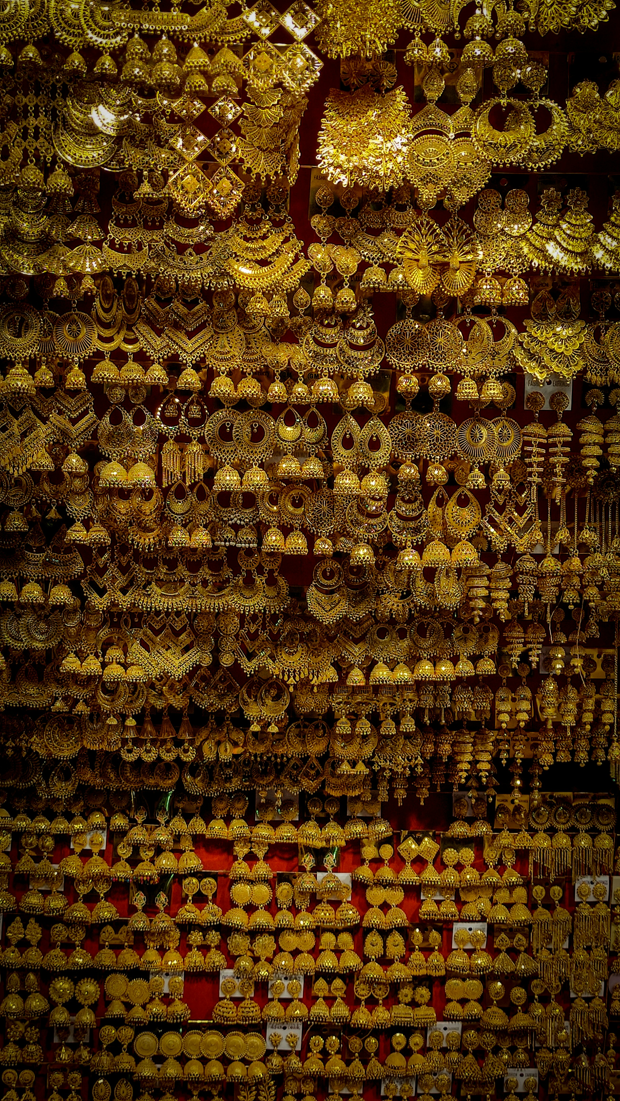 un mur recouvert de beaucoup de bijoux en or