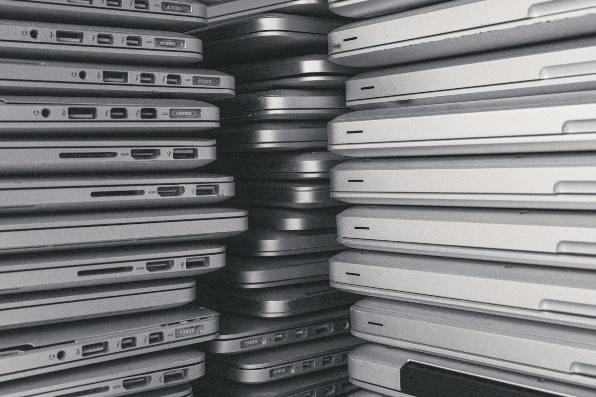 Sala com dezenas de notebooks organizados para inventário