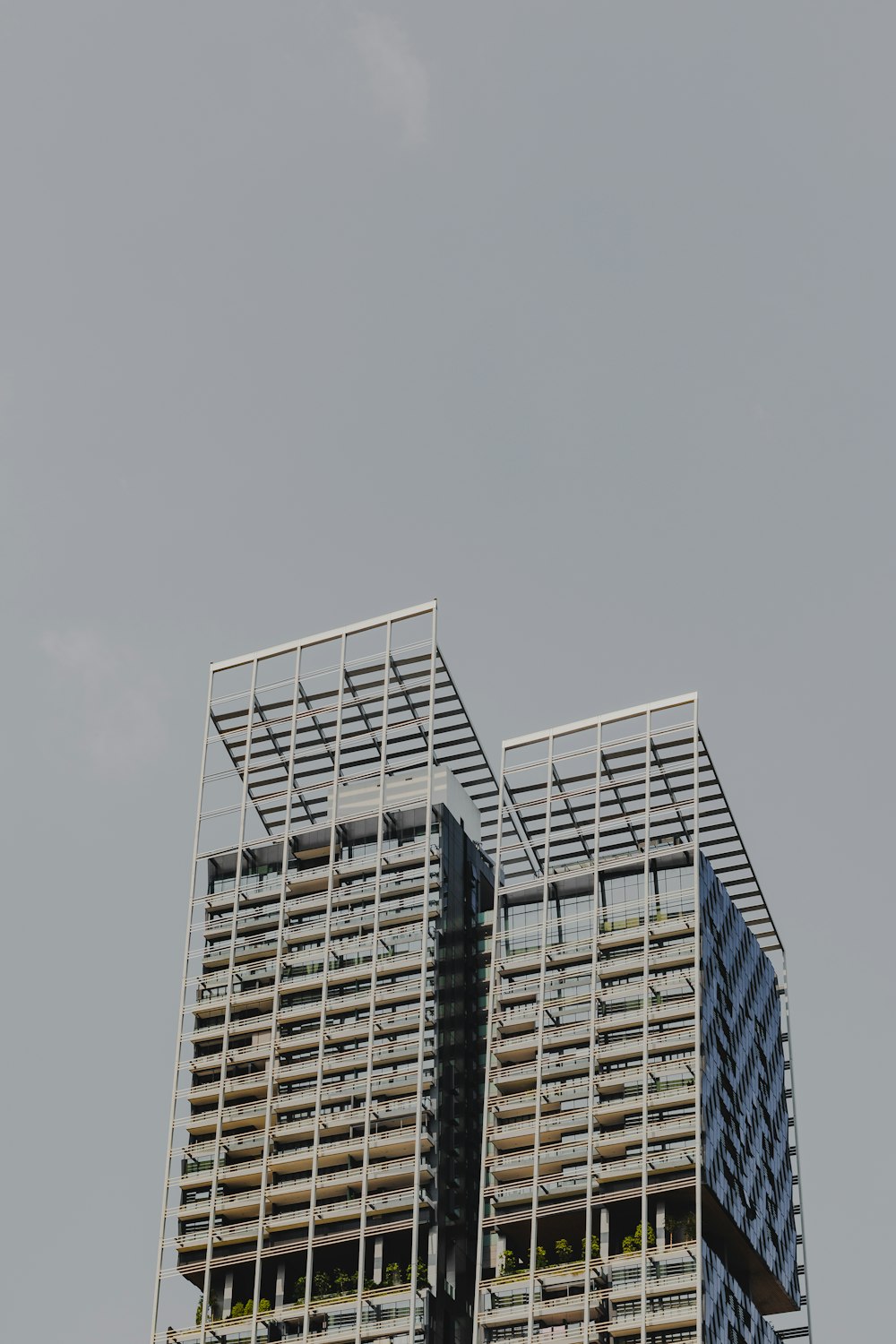 Ein sehr hohes Gebäude mit einer Uhr an der Seite