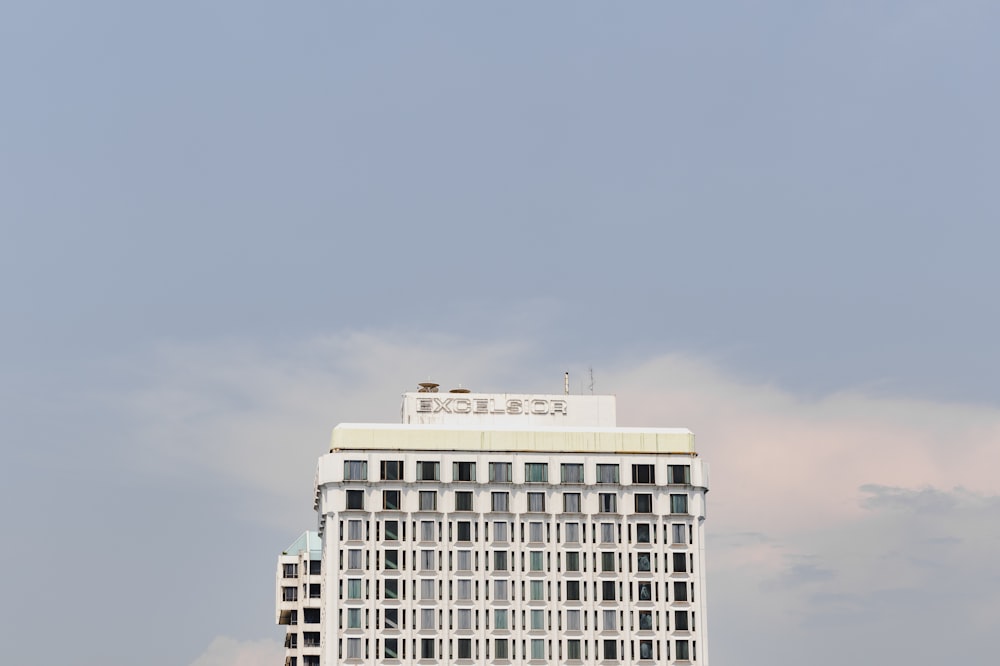 Ein hohes weißes Gebäude mit einem Himmel im Hintergrund