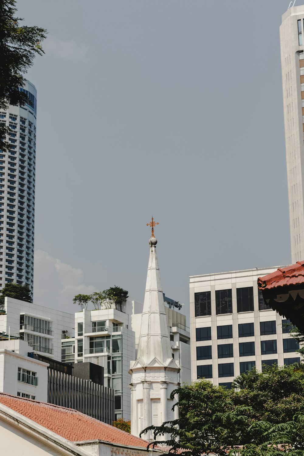 Un campanario de iglesia en medio de una ciudad