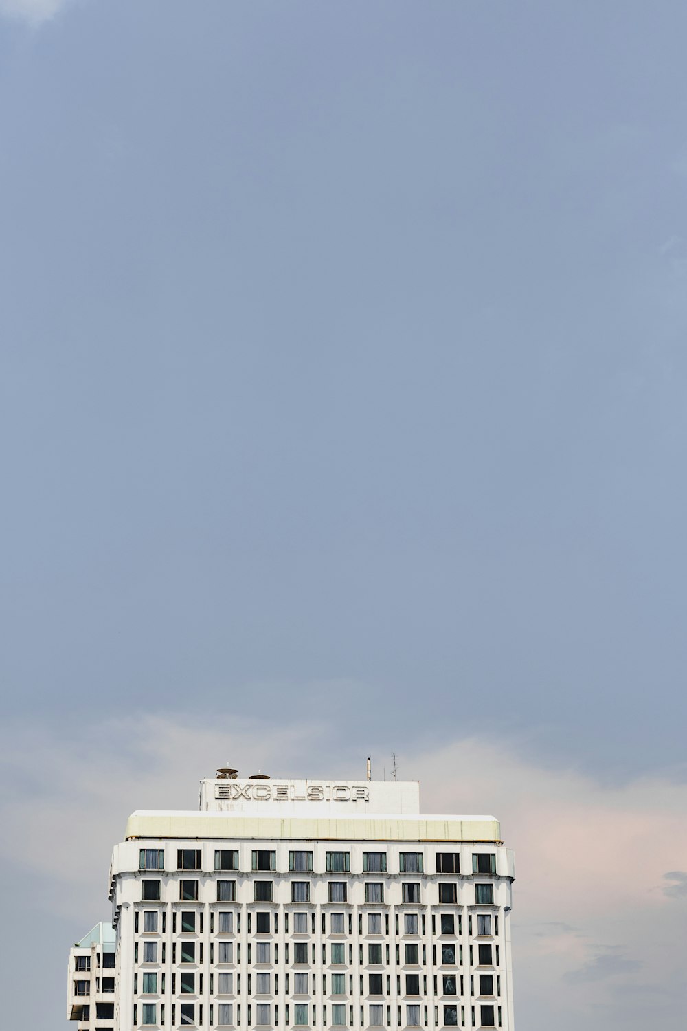 a plane flying over a large white building