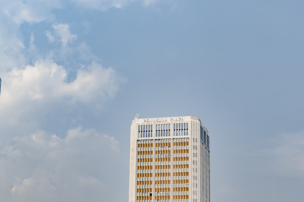 Un alto edificio bianco con un cielo blu sullo sfondo