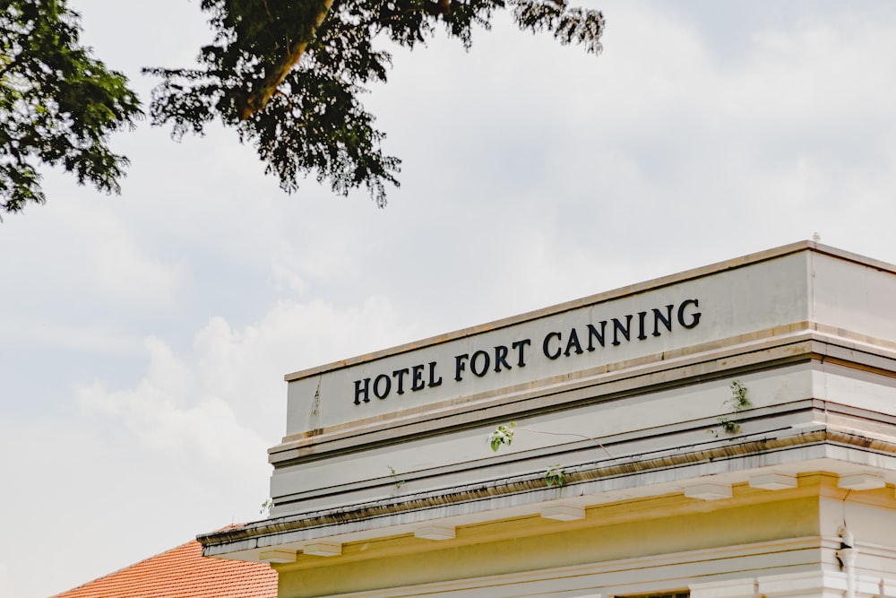 Un panneau au sommet d’un bâtiment qui dit Hôtel Fort Canning