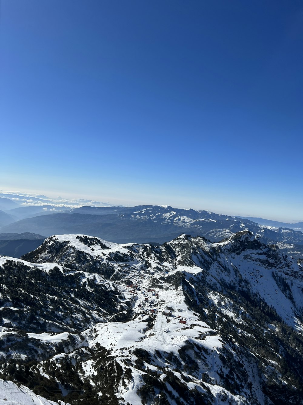 uma vista do topo de uma montanha nevada