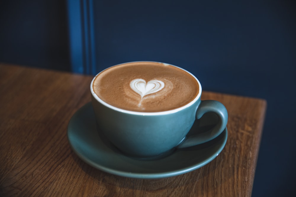 une tasse de cappuccino avec un cœur dessiné dessus