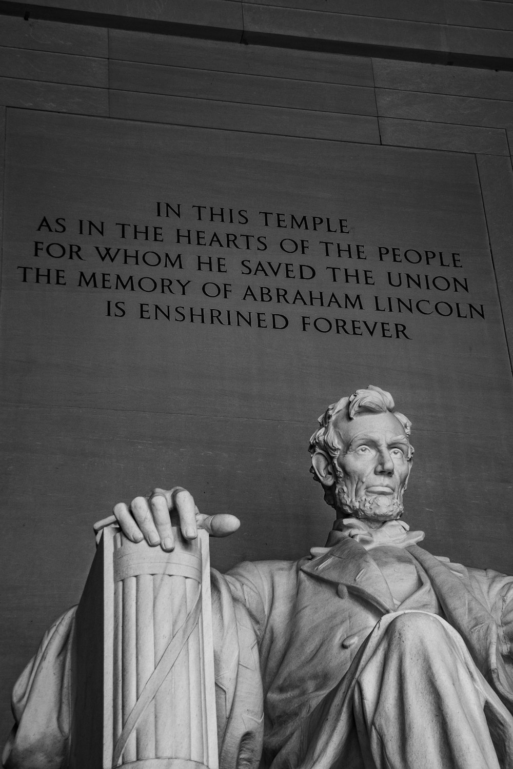 Una statua di Abraham Lincoln di fronte al Lincoln Memorial