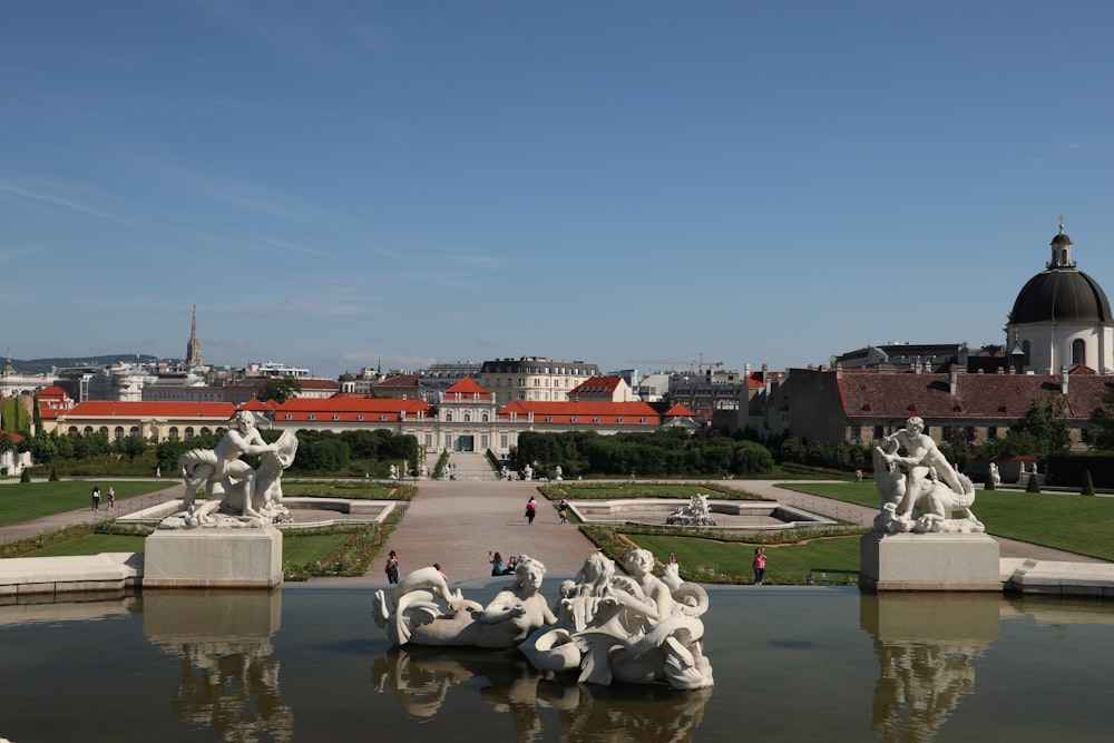 Blick auf einen Park mit Statuen und Gebäuden im Hintergrund