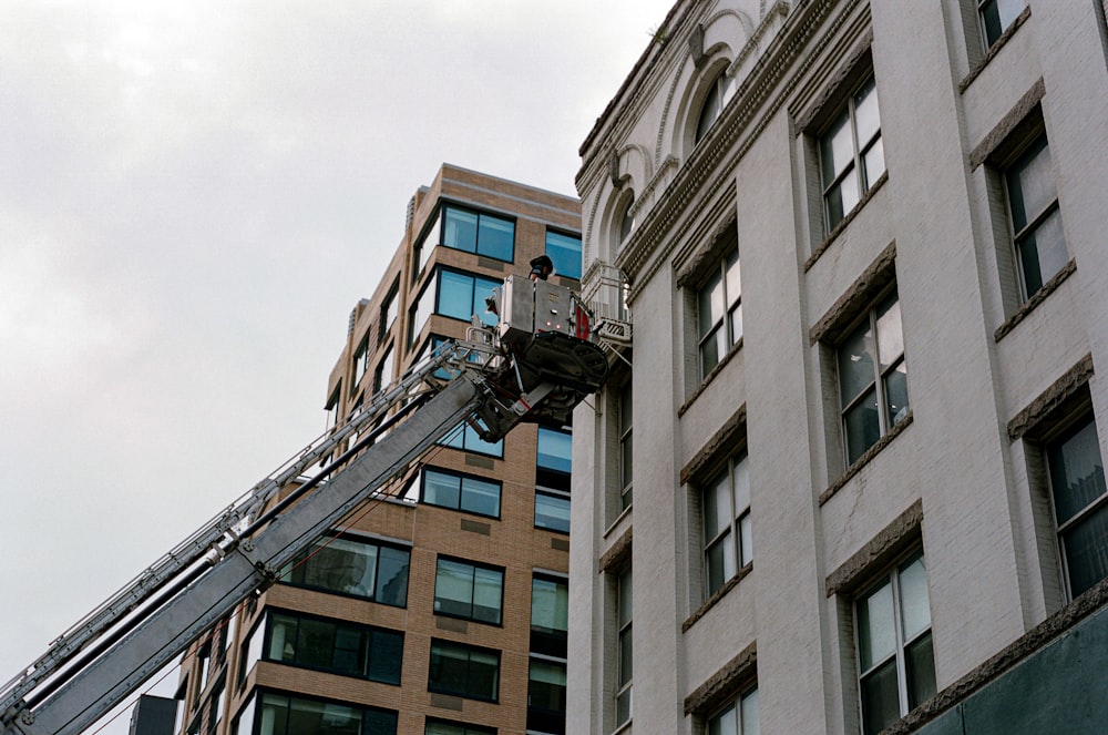 Eine Person auf einer Leiter auf einem Gebäude