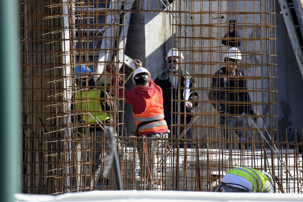 un groupe de personnes dans une cage