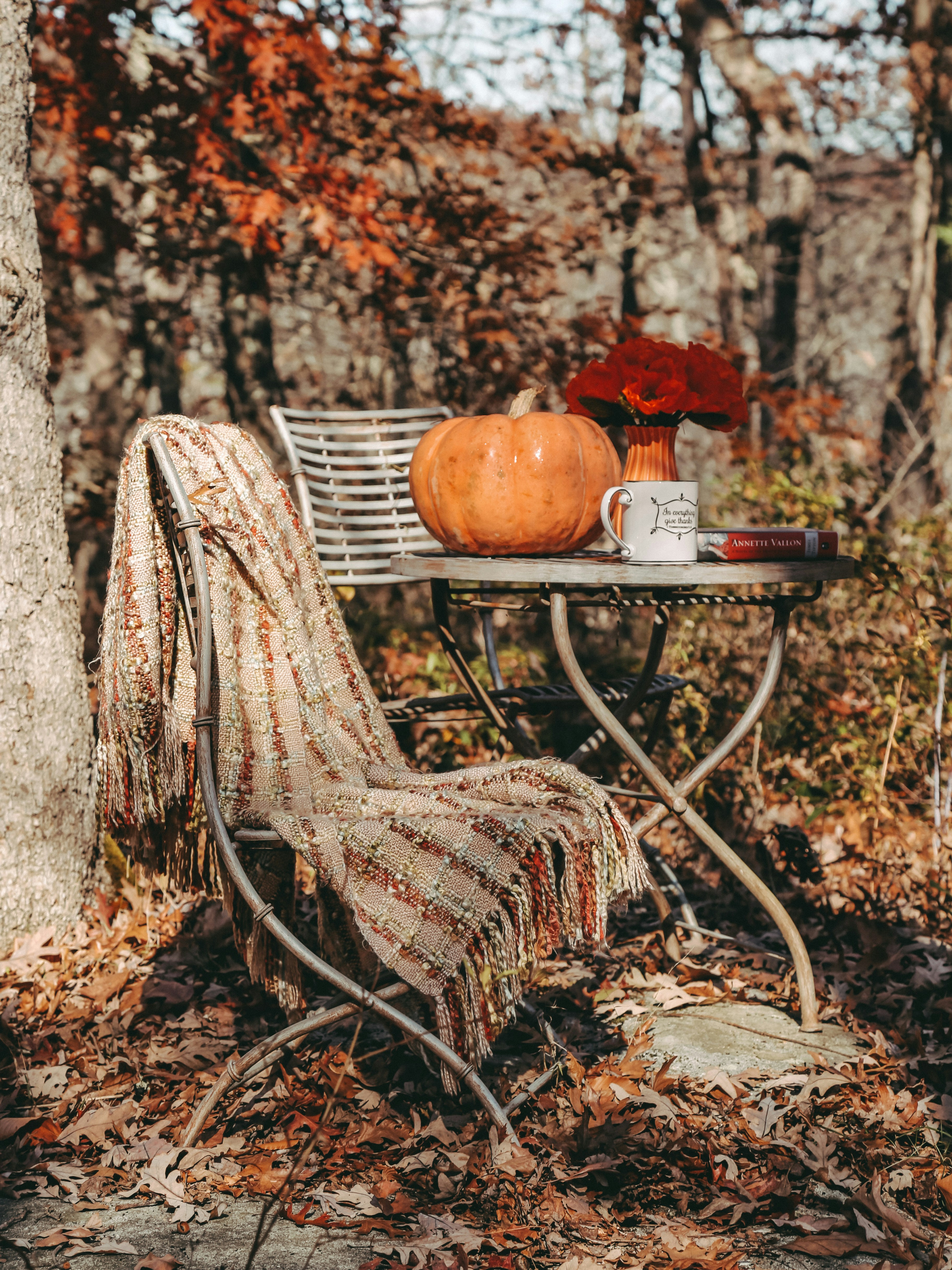 une table avec un vase et un pot dessus