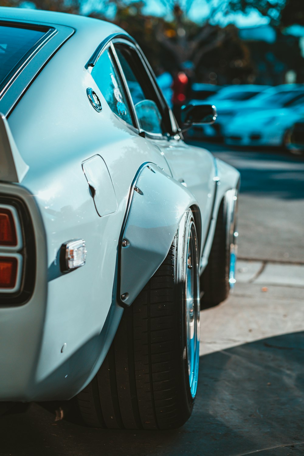 un coche con un neumático pinchado