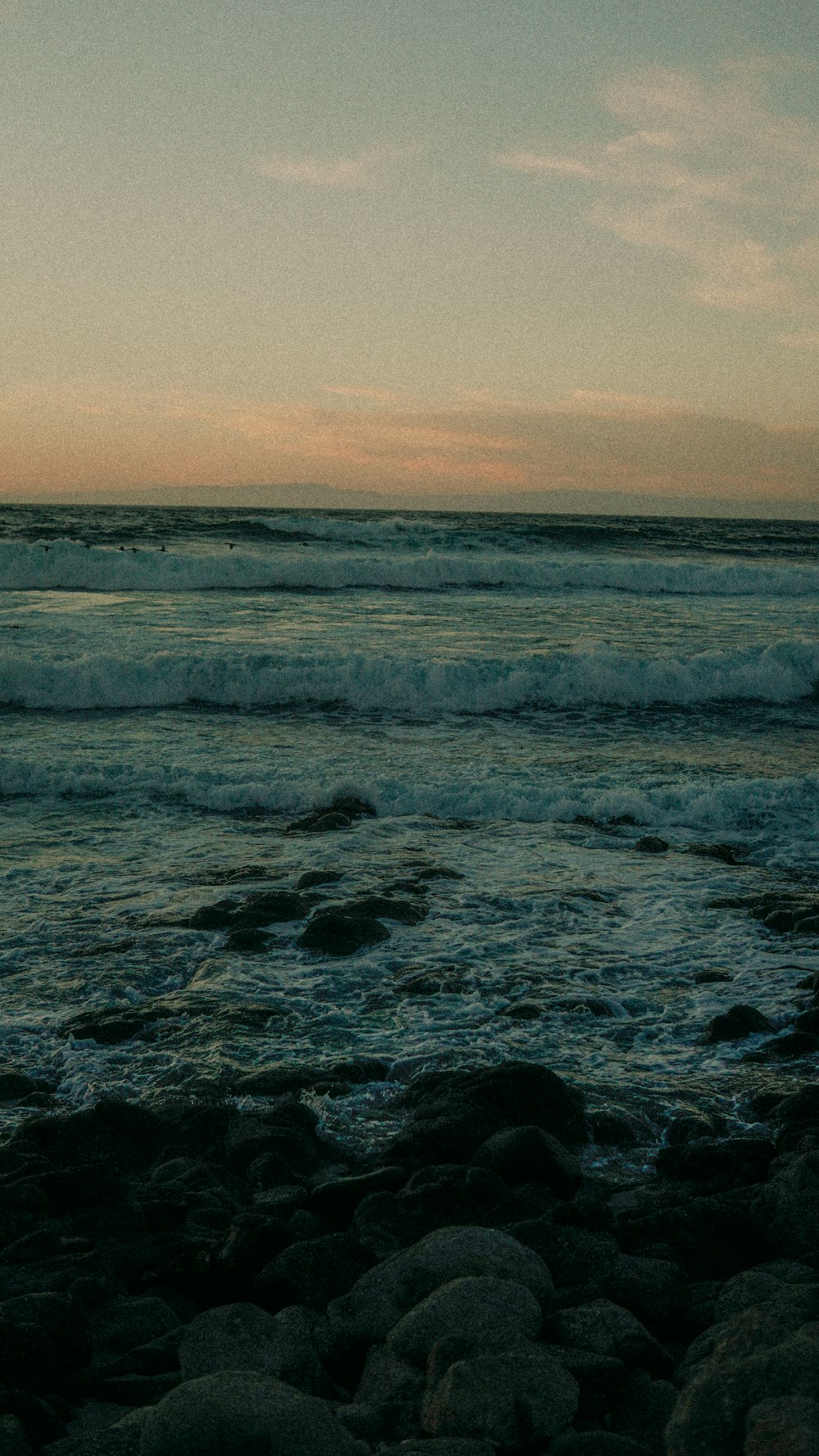 uma praia rochosa com ondas