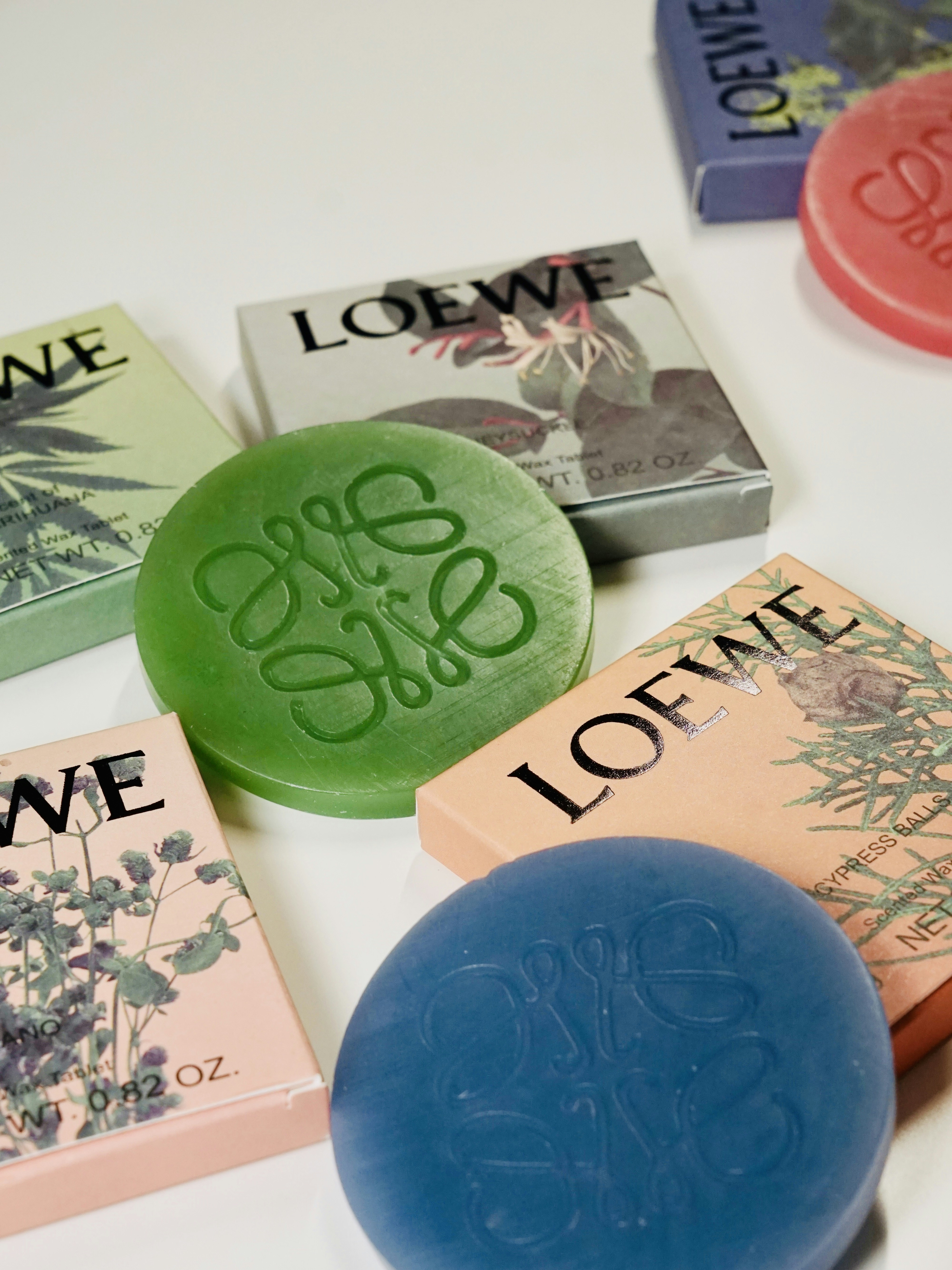 Un grupo de cartas sobre una mesa