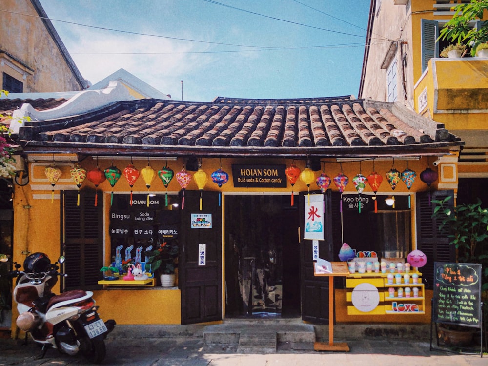 Un frente de tienda con un scooter en frente