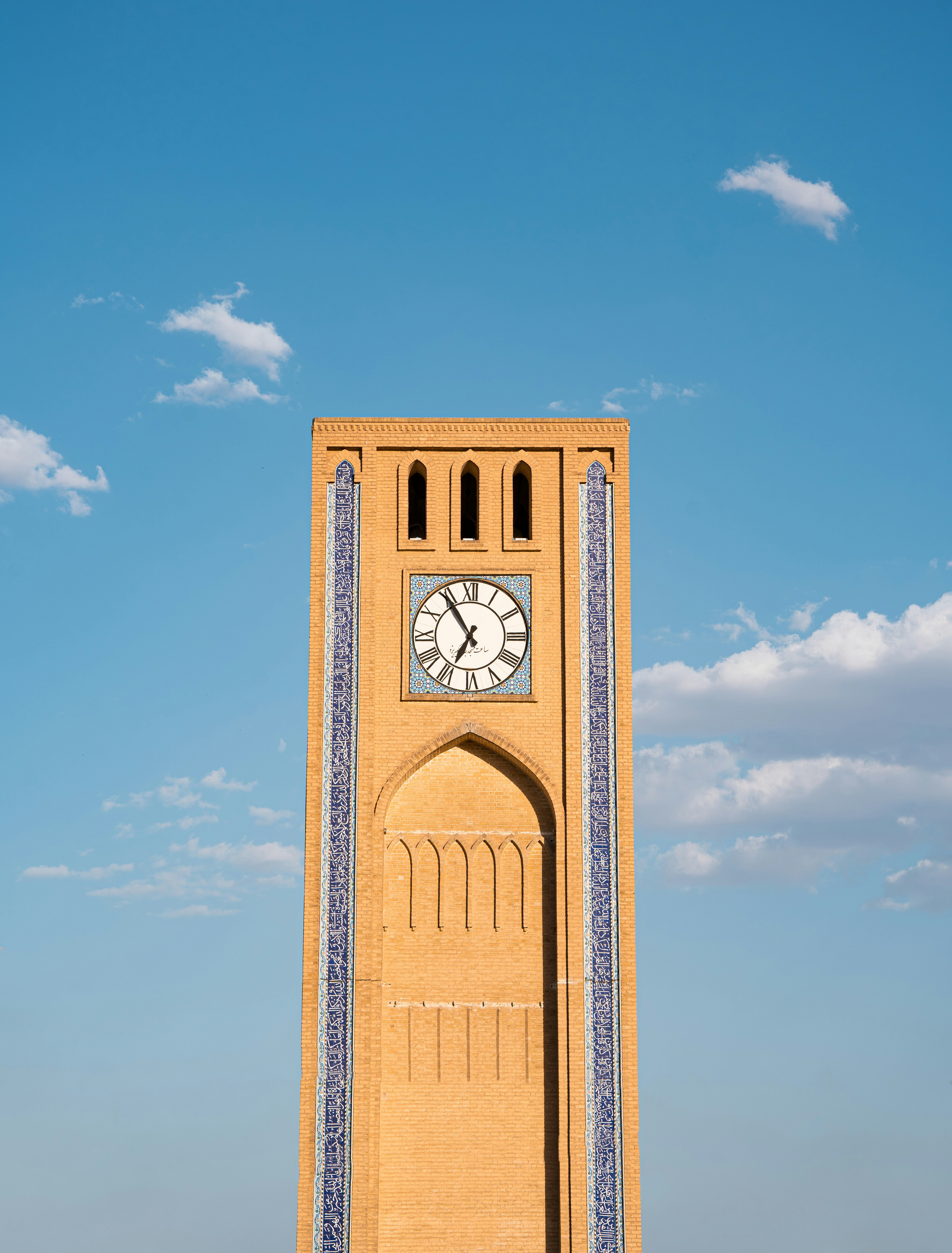 Un reloj en una torre