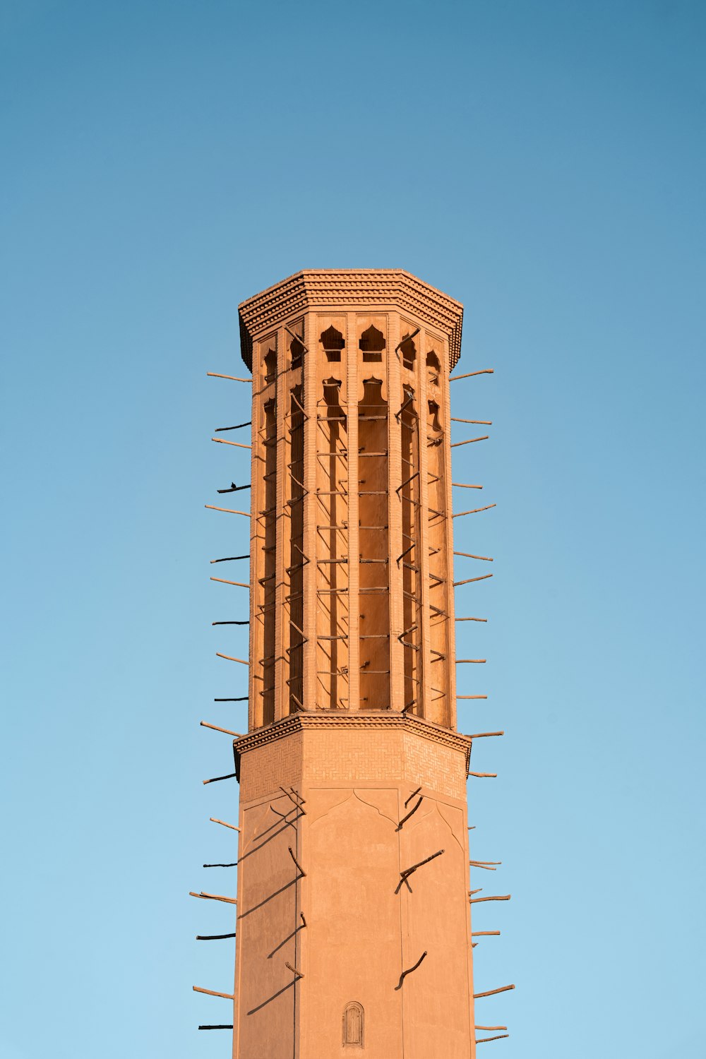 원형 상단이있는 높은 타워