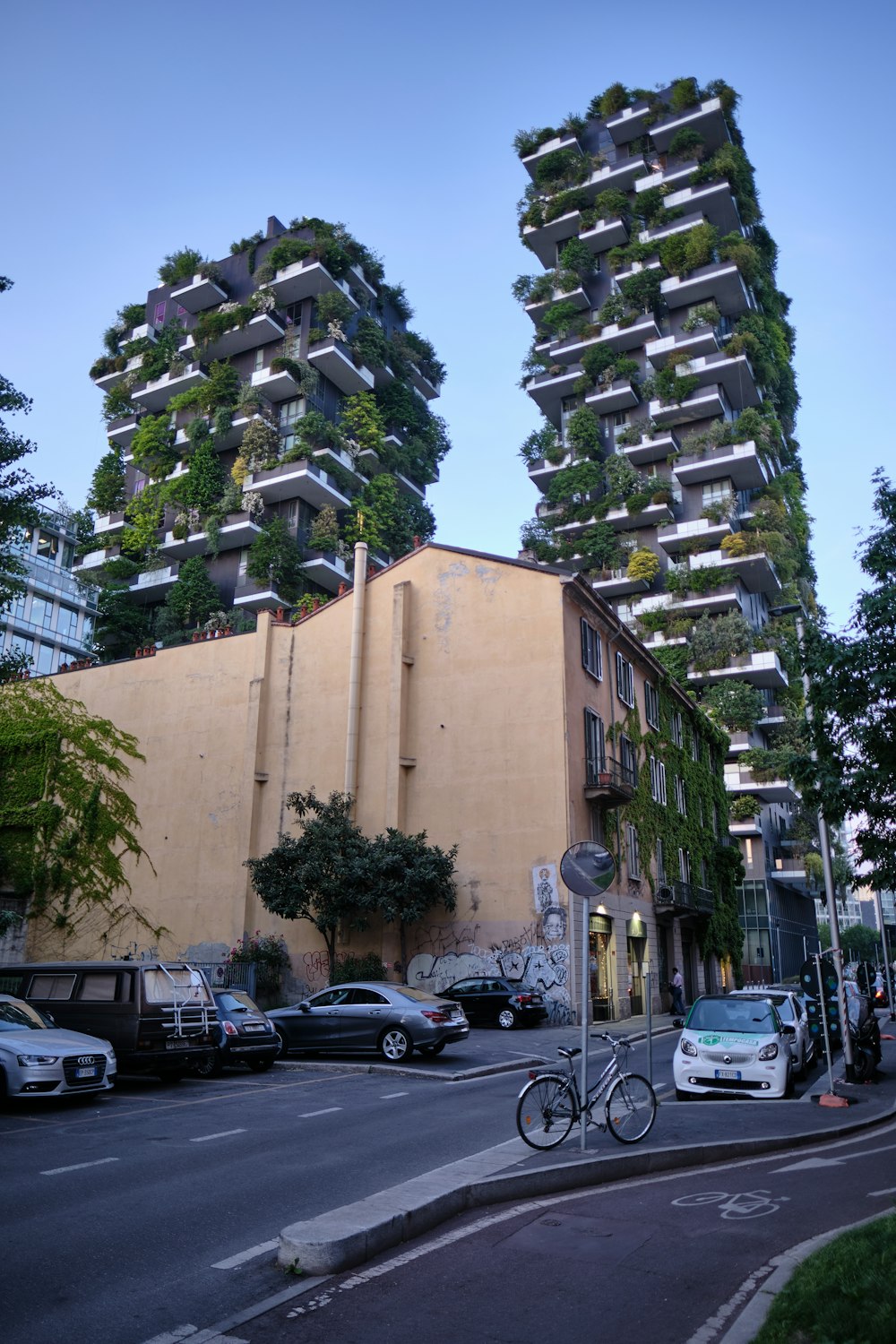 Un edificio con una torre