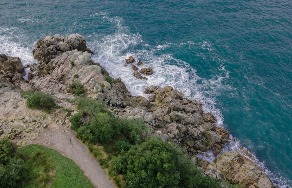 a rocky coast line