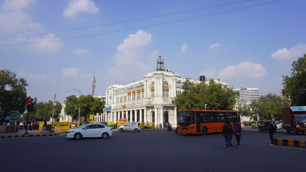 uma rua com carros e pessoas