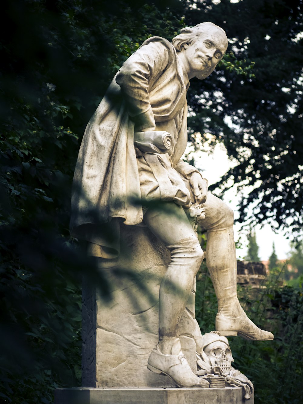 una estatua de un hombre