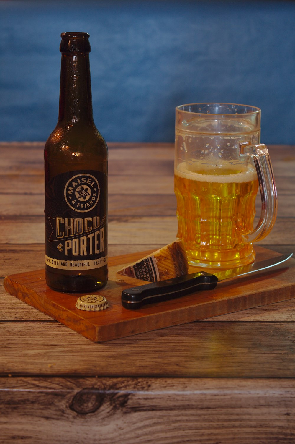 une bouteille et un verre de bière sur une table