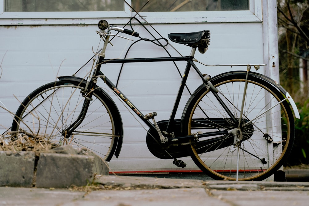 una bicicletta parcheggiata sul ciglio di una strada