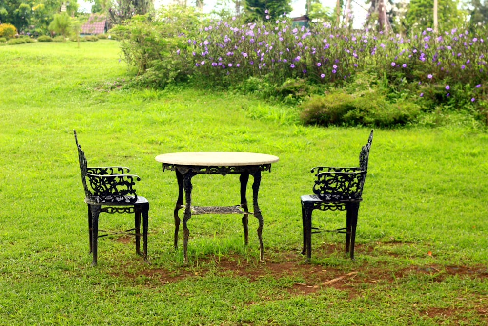 une table et des chaises dans une cour