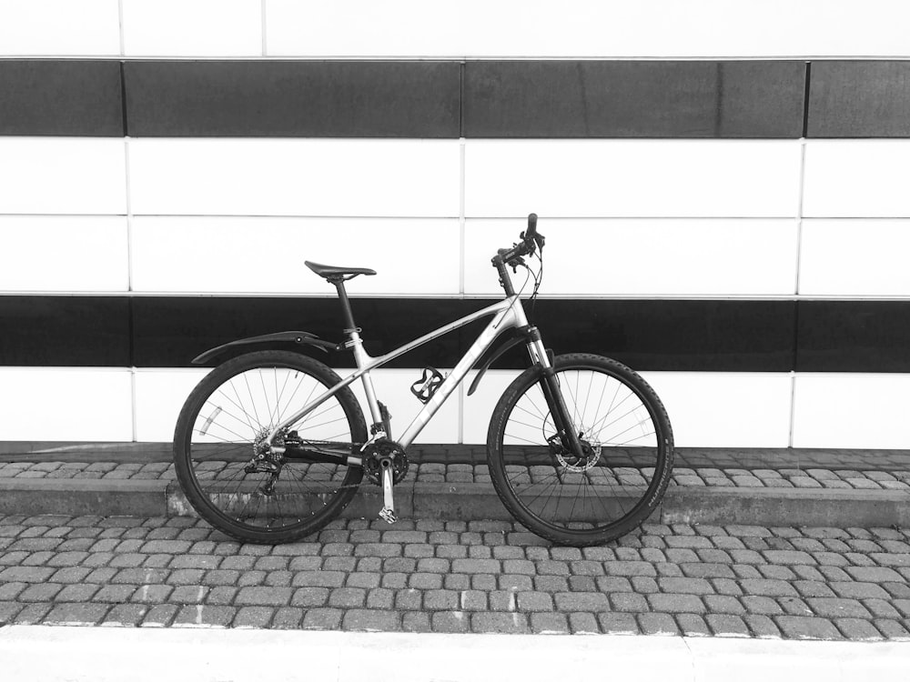 una bicicletta parcheggiata su una superficie di mattoni