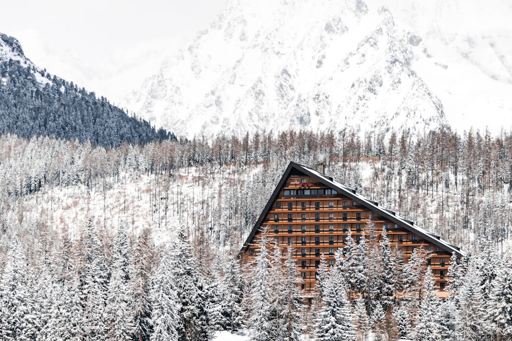 Eine Hütte im Schnee