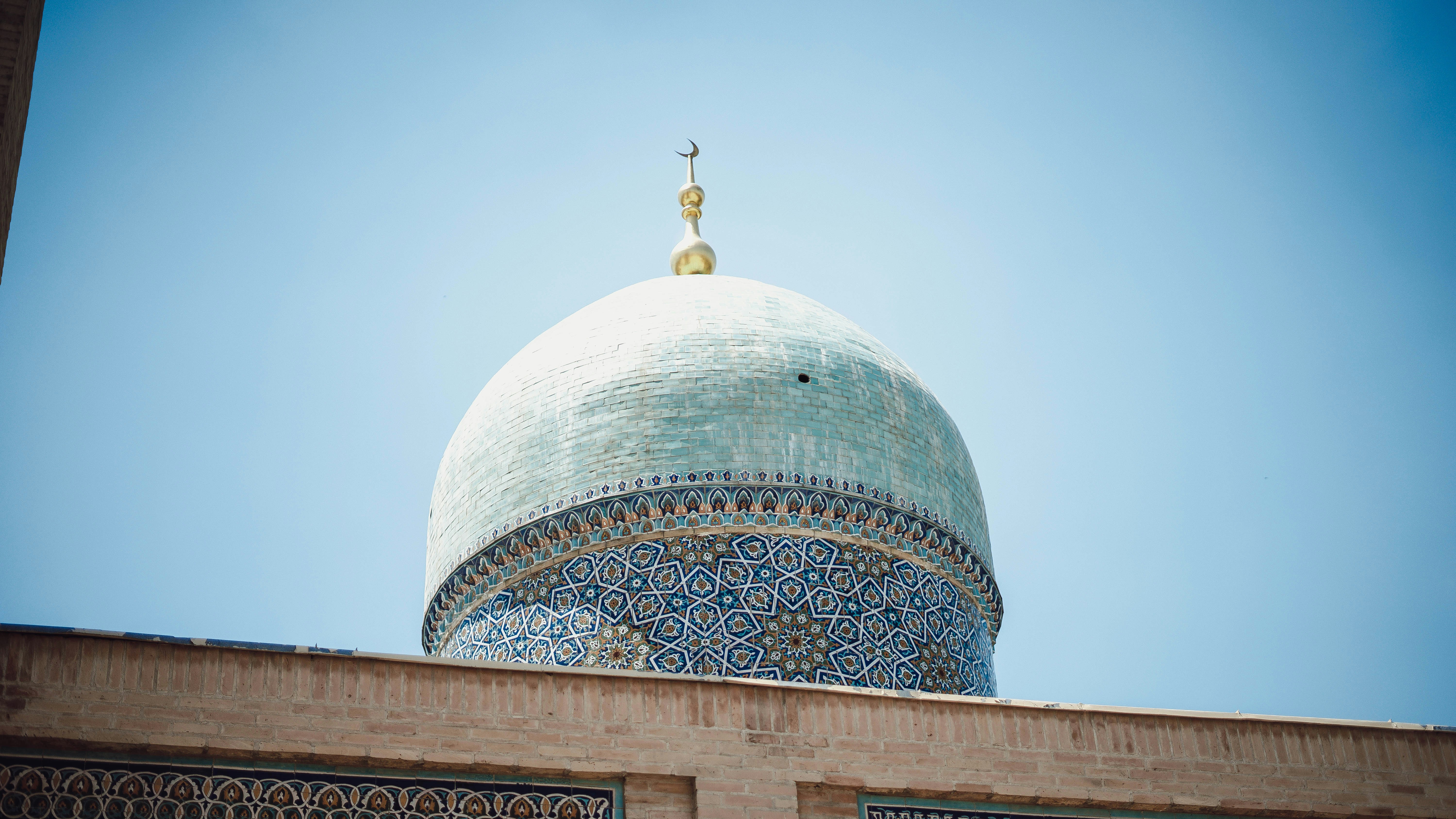 Breaking UK Gov Update: Uzbekistan travel advice image showing a traveler exploring Uzbekistan with a backpack